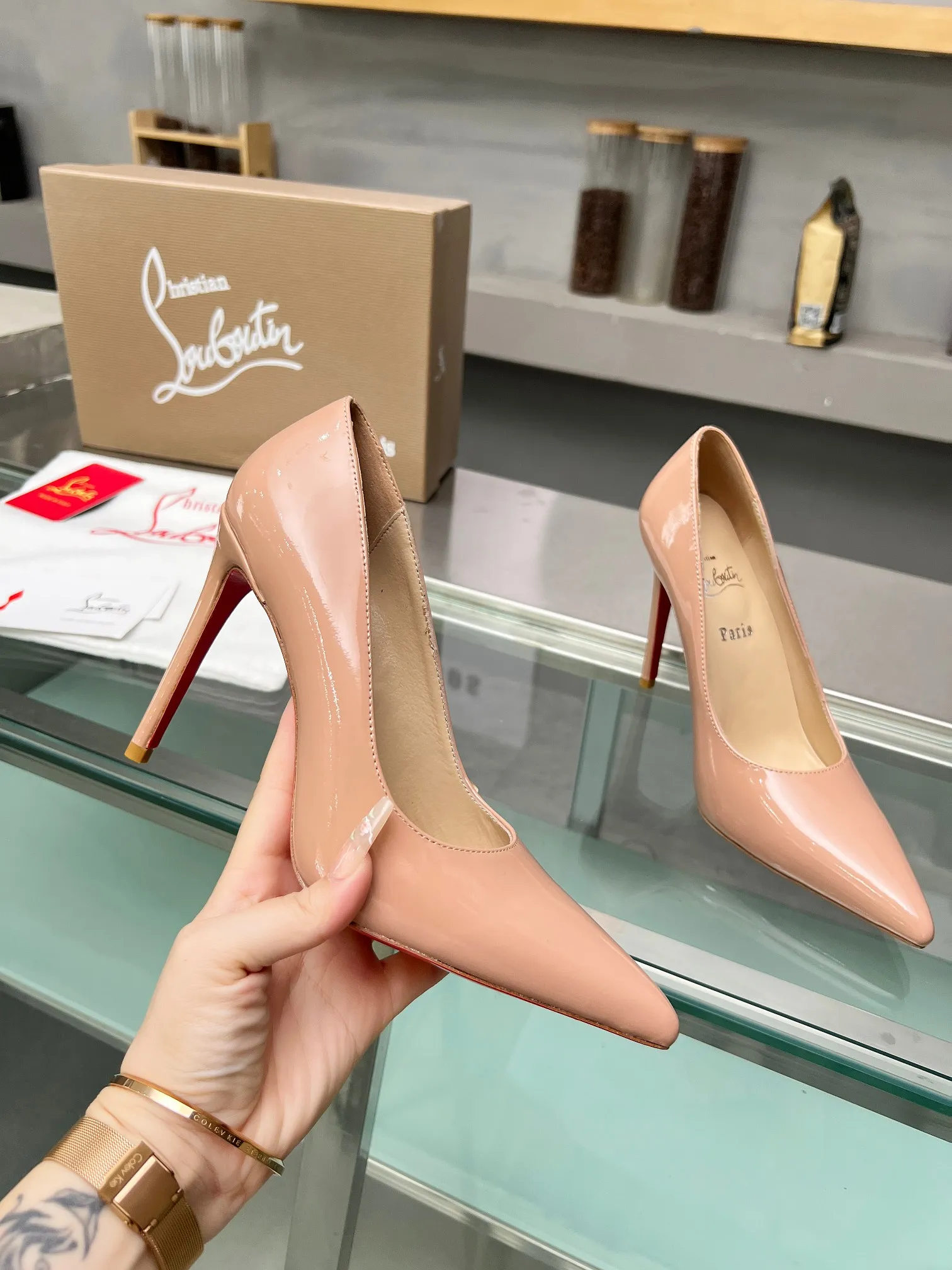👟👟Ex-factory price 560👟👟 Christian Louboutin CL red-soled shoes‖ Globally limited edition! Blessings from Las Vegas❤ Inspired by the colorful neon of Las Vegas🎆 Handmade, exquisite craftsmanship❗Collectible work❗ Absolutely eye-catching presence🌟 Transparent👟👟Factory price VC ironed with various crystal diamonds Very exquisite, too beautiful, too beautiful, too beautiful. Stiletto fashion sandals are simply irresistible. Sexy goddess releases invincible femininity. Gorgeous red bottom, just like the red carpet that the queen walks on when she ascends to the top. She is full of aura every minute. No matter in love or in the workplace, one hit is extremely attractive and full of femininity! Suitable for all kinds of gatherings 💎 Undefeated classic, all original one-to-one mold customization 🍳Fabric: original material 👟👟factory price VC/mesh 🍳Inner: imported soft sheepskin lining feet 🍳Outsole: original genuine leather sole 🍳Heel height: 3cm/8.5cm/10.5cm higher inside the flat bottom 🍳Color: gold, silver, black White 🍳Size: 35-39 (40/41/42/43 customized, non-refundable) Standard size 🍳Packing: with cloth bag, card